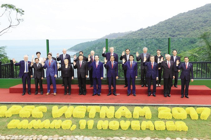 Bức ảnh chụp lãnh đạo các nền kinh tế APEC tại Ðà Nẵng là một trong số những bức ảnh ấn tượng nhất trong 25 kỳ APEC.