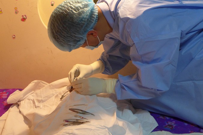 Giám đốc Ngân hàng Mắt (Bệnh viện Mắt T.Ư) Nguyễn Hữu Hoàng đang lấy giác mạc của bé H.A.