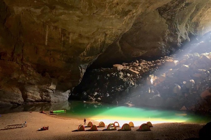 Nguyễn Châu Á vẫn thường xuyên cùng nhân viên khám phá hang động để tìm điểm khai thác mới.
