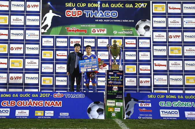 Cầu thủ Đinh Thanh Trung nhận giải thưởng “Cầu thủ xuất sắc nhất” trận tranh Siêu Cúp Quốc gia.