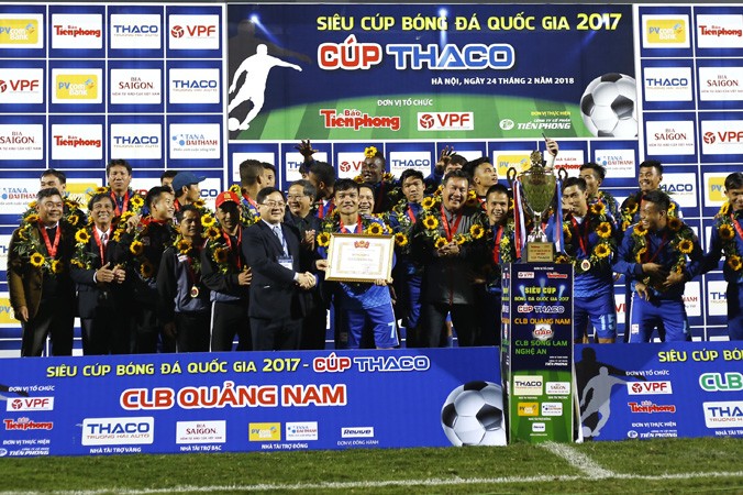 Nhà báo Lê Xuân Sơn, Tổng biên tập báo Tiền Phong, đồng Trưởng BTC trận Siêu cúp Quốc gia - Cúp THACO 2017 trao giải cho đội vô địch.