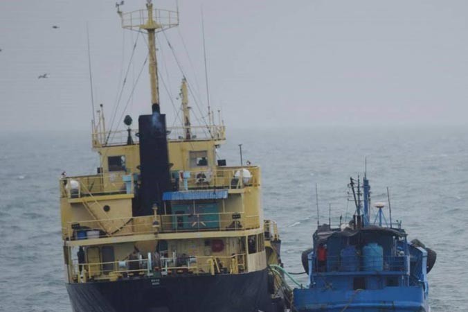 Nhật Bản tình nghi tàu hàng treo cờ Triều Tiên (tàu to bên trái) vi phạm nghị quyết LHQ. Ảnh: AP
