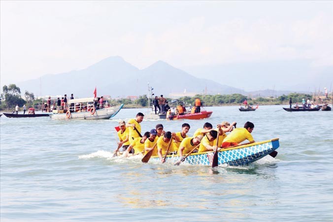 Hội đua thuyền đầu xuân trên sông Cu Đê.