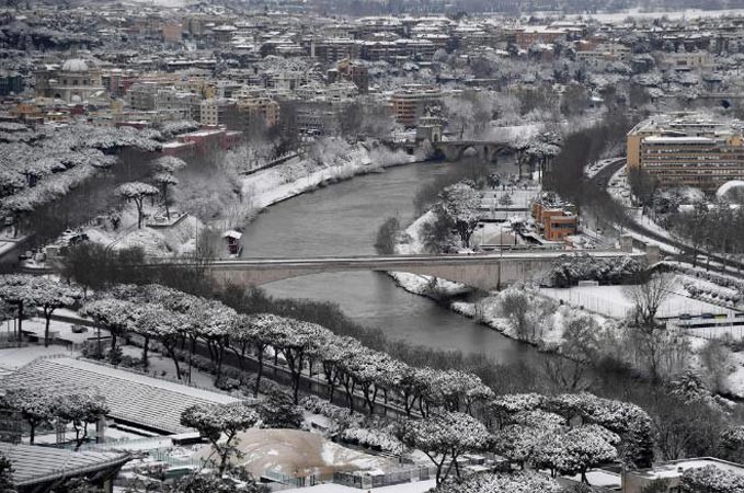 Người dân Rome bất ngờ khi thấy tuyết phủ trắng thành phố. Ảnh: CNN.