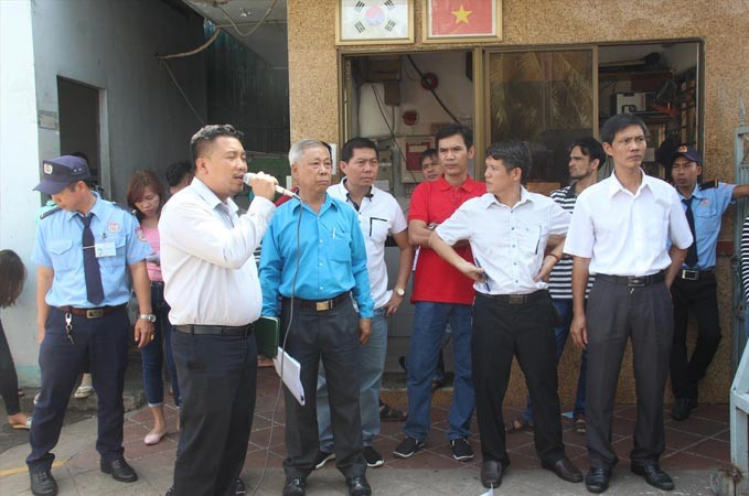 Ông Nguyễn Anh Tiến, Giám đốc nhân sự Cty KL Texwell Vina giải thích với công nhân khi Cty không hoạt động.