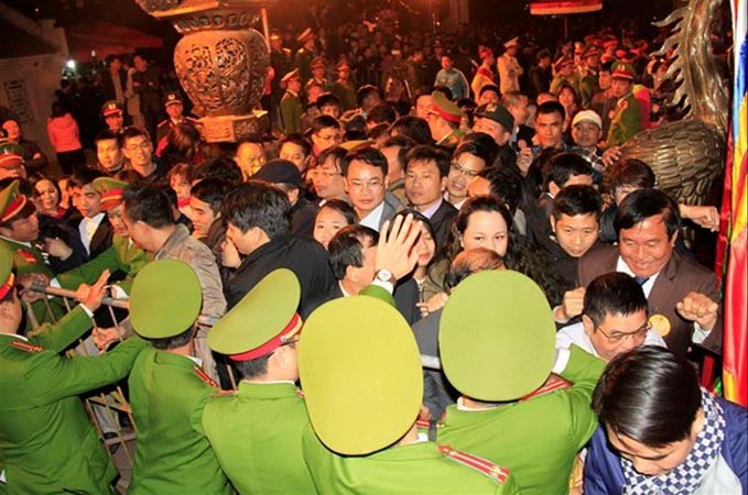 Vừa kết thúc lễ Khai ấn năm 2017, hàng nghìn người chen lấn, xô đẩy để tìm đường vào các khu thờ tự trong đền Thiên Trường. Ảnh: Trường Phong.