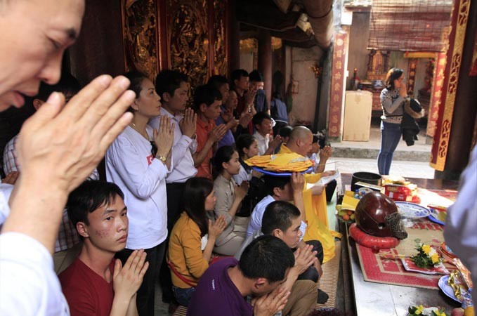 Nhiều du khách đến đền Trần sớm tránh chen lấn, xô đẩy. Ảnh: Trường Phong.