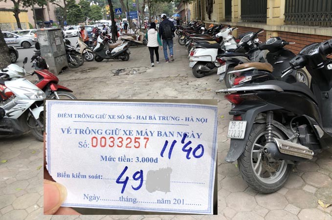 Ngày 1/3 điểm trông xe trên vỉa hè phố Hai Bà Trưng do công an phường Trần Hưng Đạo quản lý, nhân viên sử dụng vé tự in và thu cao hơn quy định.