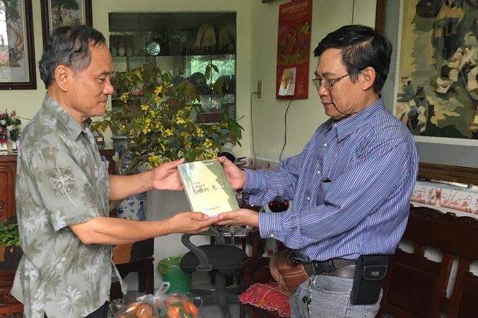 Tác giả Phạm Duy Tương (trái) đưa sách về tỉnh Đồng Tháp.