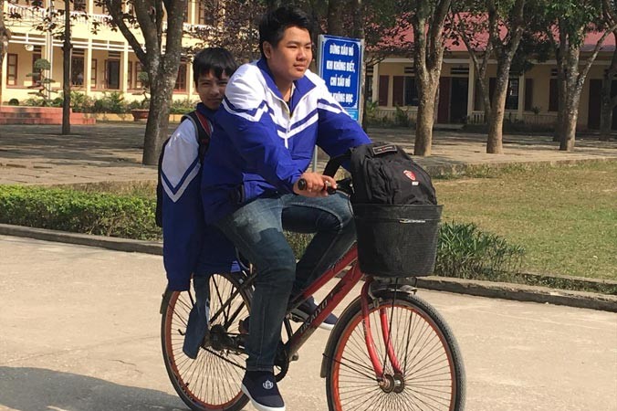 Đôi bạn Ngô Minh Hiếu và Nguyễn Tất Minh đang đưa nhau đi học.