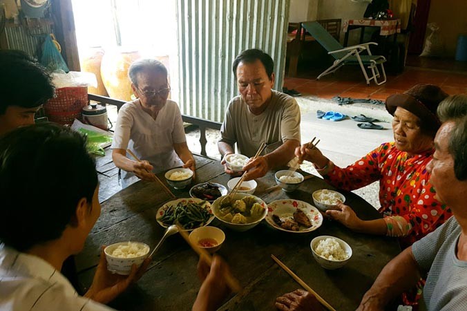 Bữa cơm ngày đoàn viên.