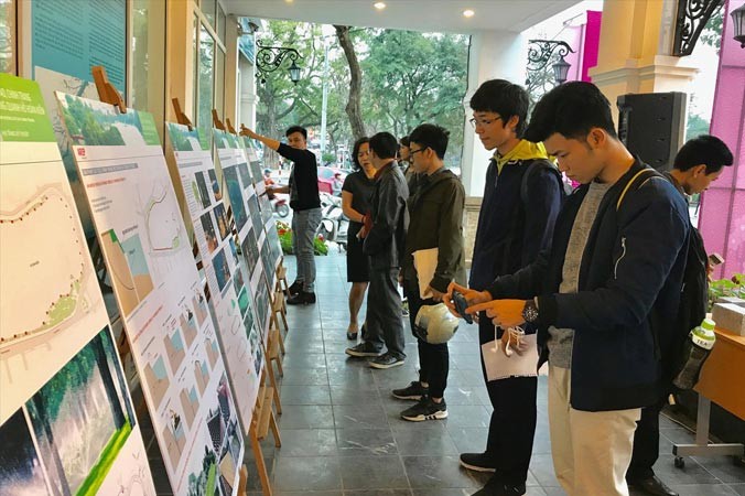 Triển lãm phương án thiết kế, cùng vật liệu sử dụng cho dự án “Xây dựng, cải tạo, chỉnh trang khu vực xung quanh hồ Hoàn Kiếm” thu hút đông đảo người dân tham quan.
