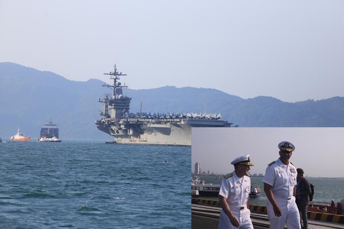 Tàu sân bay Mỹ USS Carl Vinson neo tại vịnh Đà Nẵng (ảnh lớn). Chuẩn Đô đốc John Fuller (phải) và Phó đô đốc Phillip Sawyer dạo trên cảng Tiên Sa (ảnh nhỏ). Ảnh: Nguyễn Thành.