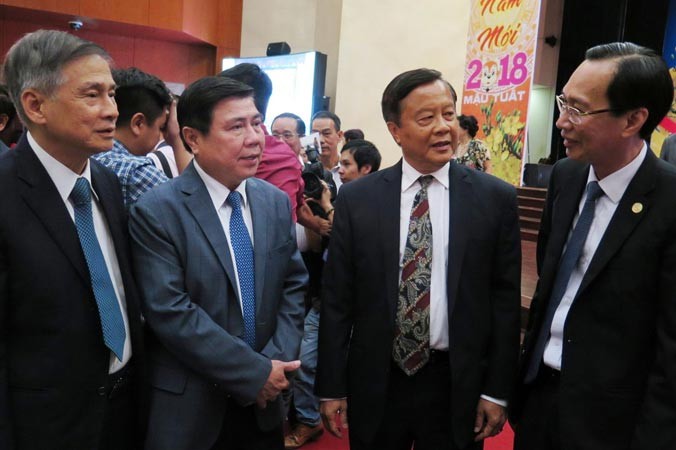 Chủ tịch UBND TPHCM Nguyễn Thành Phong ân cần thăm hỏi các trí thức Kiều bào về nước đón Tết Mậu Tuất 2018.
