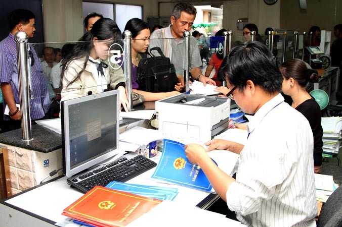 Cán bộ cơ quan hành chính thủ tục một cửa ở Hà Nội đang làm thủ tục phục vụ người dân. Ảnh: Hồng Vĩnh.