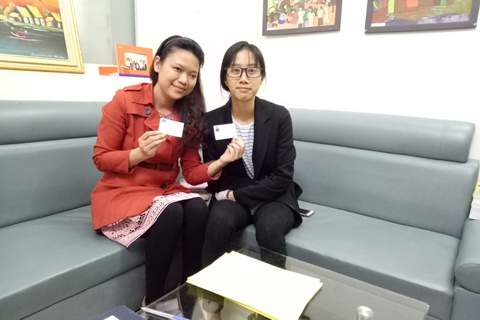 Chị Nguyễn Trần Thùy Dương (bên phải) cùng chị gái đến trung tâm đăng kí hiến tạng. Ảnh: Đinh Tuấn.