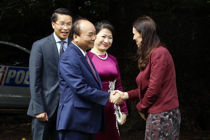 Thủ tướng New Zealand Jacinda Andern chào đón Thủ tướng Nguyễn Xuân Phúc và phu nhân trưa 13/3 (giờ địa phương). Ảnh: TTXVN.