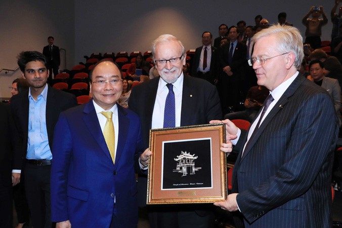 Thủ tướng Nguyễn Xuân Phúc ngày 14/3 tặng quà lưu niệm cho Đại học Quốc gia Úc. Ảnh: TTXVN.