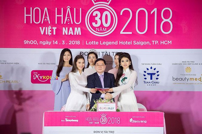 Ms. Coco Trần (ngoài cùng bên phải) - Phó Chủ tịch Tập đoàn EMPIRE - Tổ hợp vui chơi giải trí và nghỉ dưỡng Cocobay Đà Nẵng - Đơn vị phối hợp tổ chức giai đoạn 1 vòng chung kết Hoa hậu Việt Nam 2018 ký kết hợp đồng cùng Ban tổ chức.
