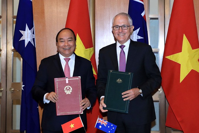 Thủ tướng Nguyễn Xuân Phúc và Thủ tướng Malcolm Turnbull ký Tuyên bố chung về thiết lập quan hệ Đối tác chiến lược giữa Chính phủ Việt Nam và Úc. Ảnh: VGP.