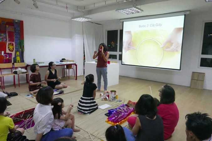 Nghệ sĩ Lê Giang hướng dẫn thực hành nghệ thuật cho công chúng tại Six Space.