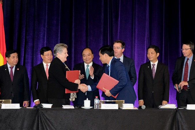 Thủ tướng Nguyễn Xuân Phúc chứng kiến trao 18 văn bản hợp tác và kinh doanh giữa doanh nghiệp Việt Nam - Úc. Ảnh: TTXVN.