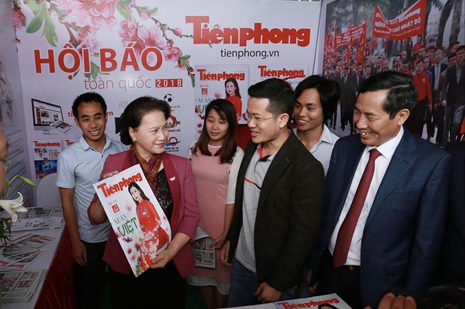 Chủ tịch Quốc hội Nguyễn Thị Kim Ngân thăm gian trưng bày báo Tiền Phong. Ảnh: CTV.