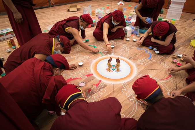  Hậu trường tạo tác Mandala từ ngọc và đá quý. Sàn đặt tranh được lát bằng gỗ hương đỏ. Ảnh: Vô Úy.