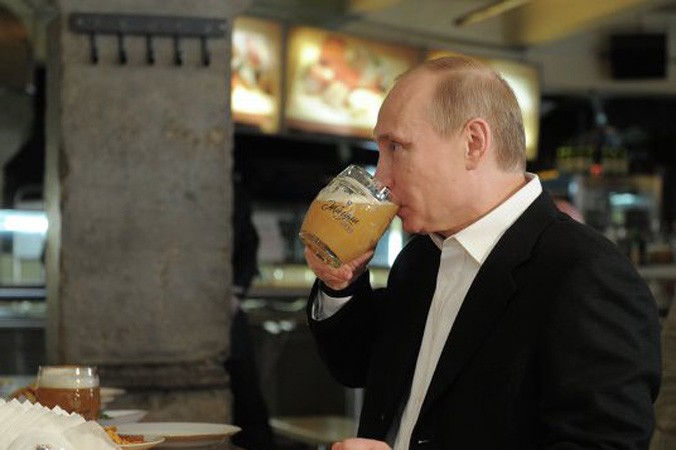 Ông Putin uống bia.