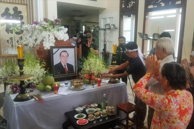 Gia đình, người dân viếng Nguyên Thủ tướng Phan Văn Khải.