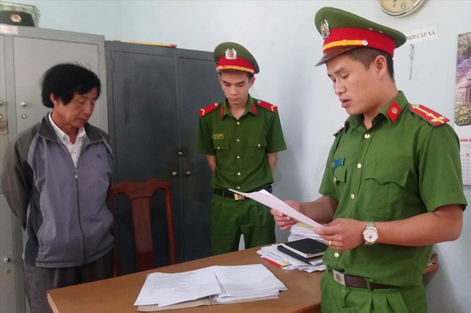 Công an huyện đọc lệnh bắt ông Huỳnh Bê tại trụ sở UBND xã Hòa An.