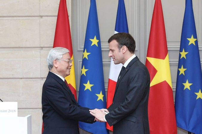 Tổng Bí thư Nguyễn Phú Trọng và Tổng thống Pháp Emmanuel Macron sau Lễ ký kết một số văn bản hợp tác giữa hai nước. Ảnh: TTXVN.