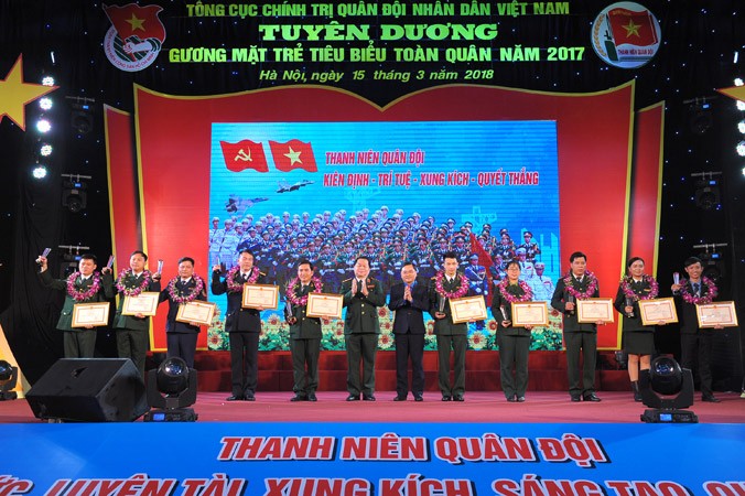  Vũ Văn Bình (thứ nhất từ bên phải sang) là gương mặt trẻ toàn quân năm 2017. Ảnh: Xuân Tùng.