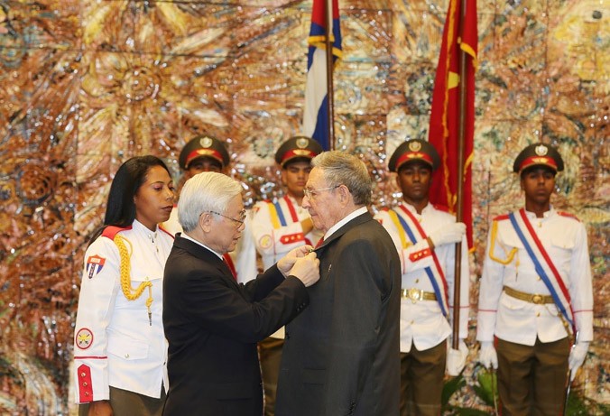 Tổng Bí thư Nguyễn Phú Trọng trao tặng Huân chương Sao Vàng cho Bí thư thứ nhất Ban chấp hành Trung ương Đảng Cộng sản Cuba, Chủ tịch Hội đồng Nhà nước và Hội đồng Bộ trưởng Cuba Raul Castro Ruz. Ảnh: TTXVN.