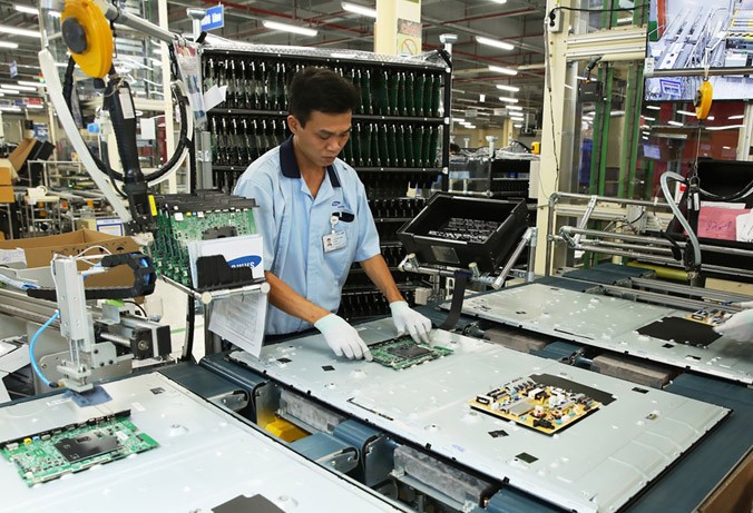 Công nhân đang lắp ráp linh kiện điện tử tại nhà máy Samsung Việt Nam. Ảnh: Khương Nha. 