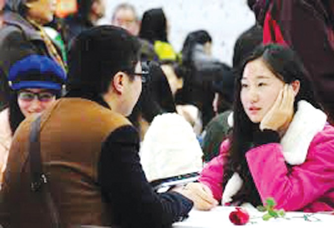 Phụ nữ học cao, thu nhập tốt ở Trung Quốc ngày càng khó lấy chồng.