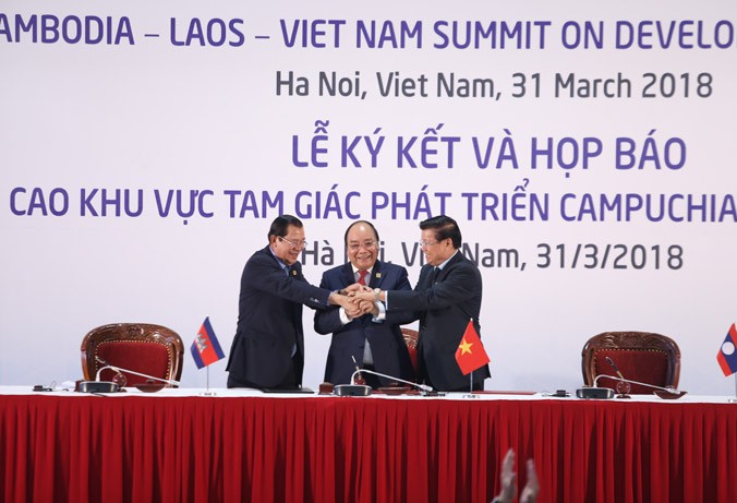 Thủ tướng Việt Nam Nguyễn Xuân Phúc (giữa), Thủ tướng Campuchia Hun Sen (trái) và Thủ tướng Lào Thongloun Sisoulith (phải). Ảnh: Như Ý.