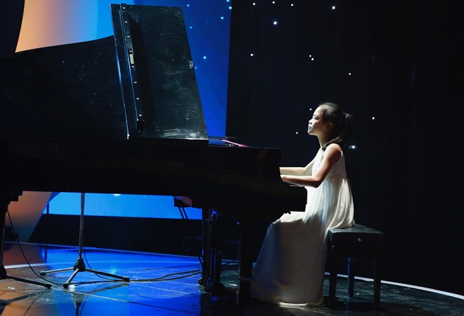 Trần Minh Châu biểu diễn tiết mục Polonaise Chopin tại lễ trao giải thưởng Gương mặt trẻ Việt Nam tiêu biểu 2017, tối 25/3. Ảnh: Hồng Vĩnh. 