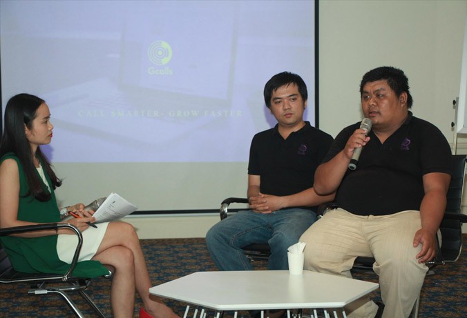 CEO Gcalls Phạm Tấn Phúc (bên phải) và Xuân Bằng giới thiệu về hệ thống tổng đài thông minh. Ảnh: Ngô Tùng.