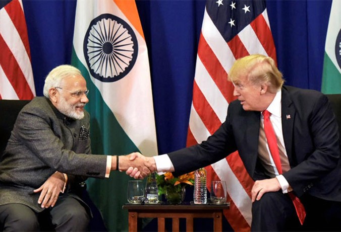 Mỹ khẳng định Ấn Độ có thể đóng vai trò lớn hơn ở Ấn Độ Dương - Thái Bình Dương. Trong ảnh: Tổng thống Mỹ Donald Trump và Thủ tướng Ấn Độ Narendra Modi gặp nhau bên lề Hội nghị cấp cao ASEAN năm 2017 ở Philippines. Ảnh: PTI.