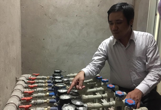 Ông Nguyễn Khắc Điền, đại diện ban quản trị tòa nhà 143 Trần Phú tố bị doanh nghiệp thu vượt cả trăm nghìn mét khối nước sạch. Ảnh: Nguyễn Hoàn.