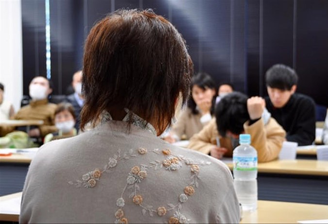 Trước các sinh viên tại Sendai, bà Junko Iizuka kể chuyện mình bị triệt sản năm 16 tuổi vì bị nghi có khuyết tật về thần kinh. Ảnh: Guardian.