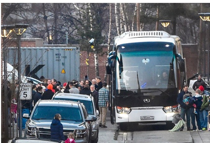 Các nhà ngoại giao Mỹ và gia đình họ lên xe buýt rời Mátxcơva về nước ngày 5/4. Ảnh: Getty images.