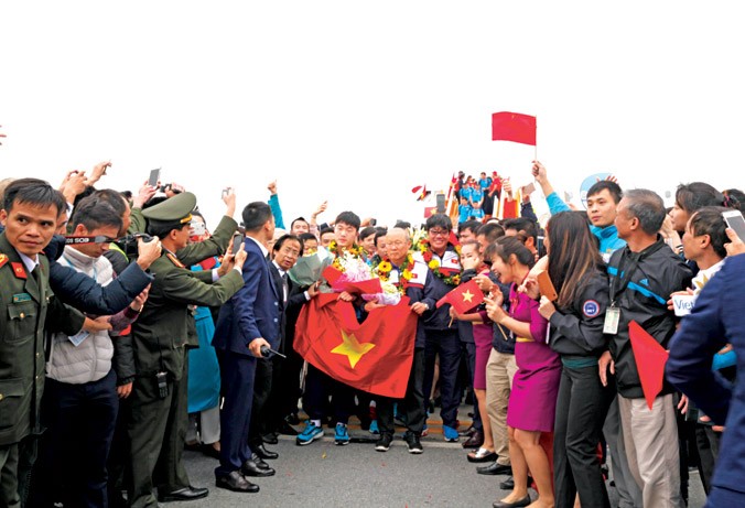 Biển người đón chào đội tuyển U23 Việt Nam trở về từ Thường Châu, Trung Quốc. Ảnh: Hồng Vĩnh.