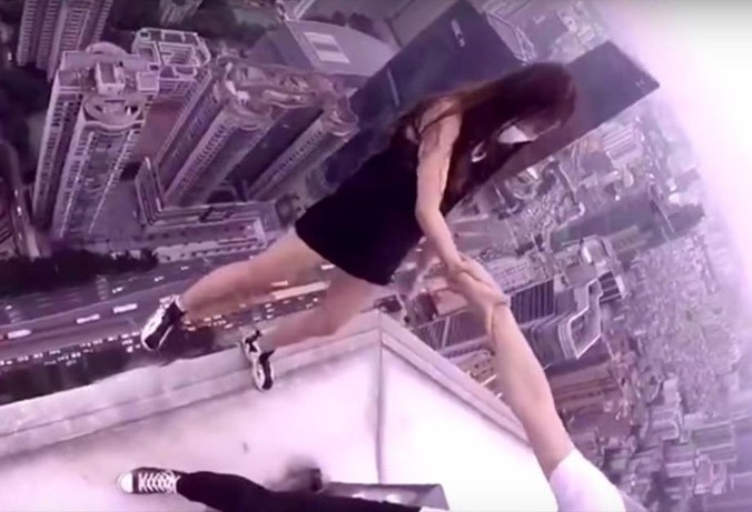 Giới trẻ bất chấp nguy hiểm trên những tòa nhà cao tầng để selfie. Ảnh: CTV.