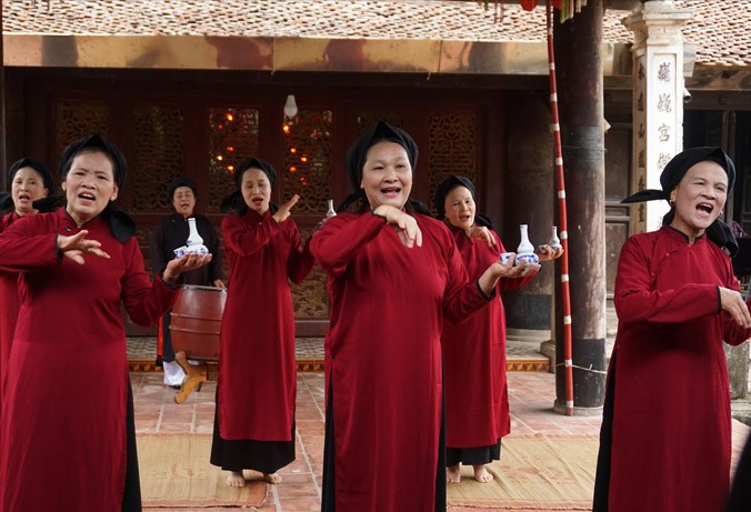 Nghệ nhân phường xoan An Thái hát xoan cổ tại đình làng Hùng Lô. Ảnh: Toan Toan.
