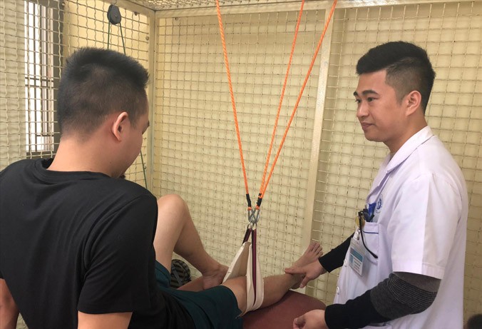 Bác sĩ Phạm Ngọc Sơn giới thiệu ứng dụng hệ thống đỡ phần chi thể tại khoa phục hồi chức năng. Ảnh : Lưu Trinh.