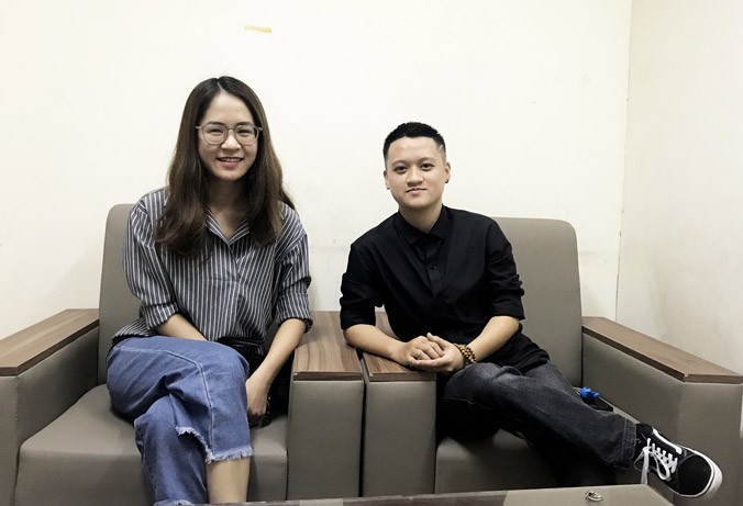 Trịnh Thu Giang (bìa trái) và Nguyễn Bằng Giang, hai thành viên dự án. Ảnh: Lan Hương.