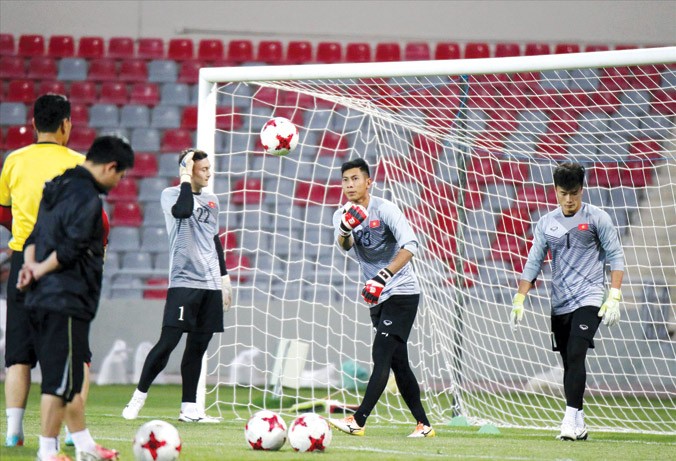 Thủ môn Tuấn Mạnh (giữa) cùng các đồng đội chuẩn bị cho trận đấu với ĐT Jordan ở vòng loại Asian Cup 2019. Ảnh: Đoàn Nhật.