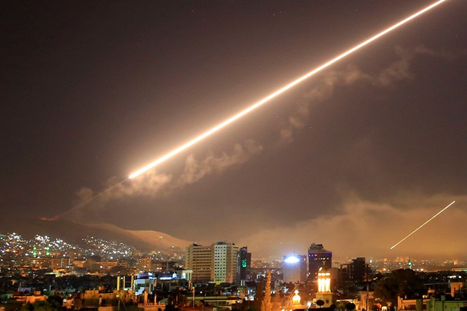 Tên lửa phòng không của Syria thắp sáng trời đêm Damascus​. Ảnh: AAP.